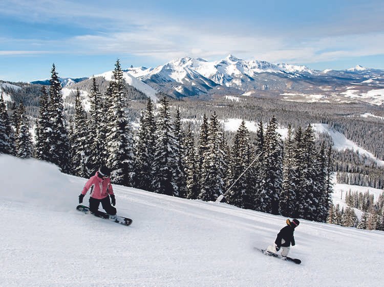 people snowboarding